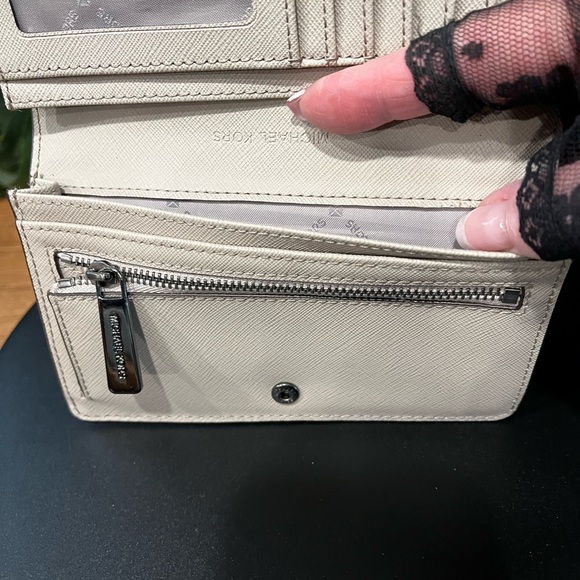 NWT Michael Kors Cream Wallet - Picture 6 of 10